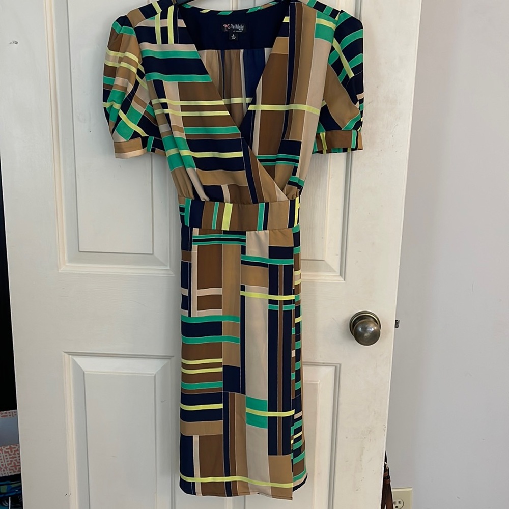 So cute wrap dress with puff sleeve and tie back. Size large